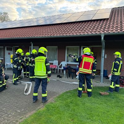 FW Flotwedel: Ortsfeuerwehren Wienhausen und Bockelskamp proben den Ernstfall im örtlichen Sportheim