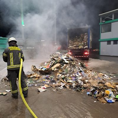 FW-AR: Brennender Papiercontainer in Anlieferungshalle eines Discounters in Hüsten