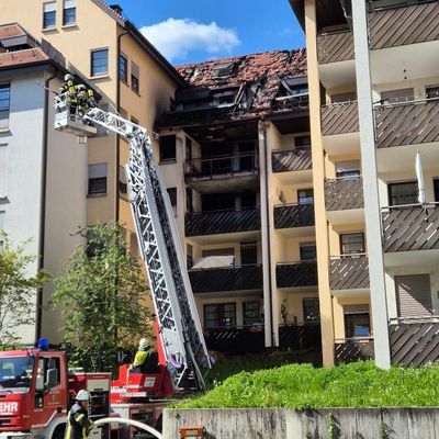 FW LK Esslingen: Brand in einem Mehrfamilienhaus in Plochingen / über 20 Personen aus den Gebäuden evakuiert.