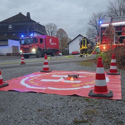 FW-AR: Intensive Jahresübung: Brand in altem Drogerie-Gebäude