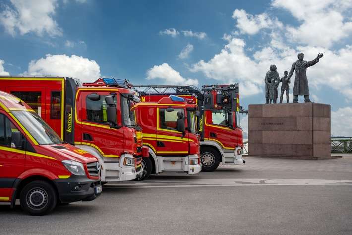 FW Bremerhaven: Brand in einem Müllcontainer im Deutschen Auswandererhaus
