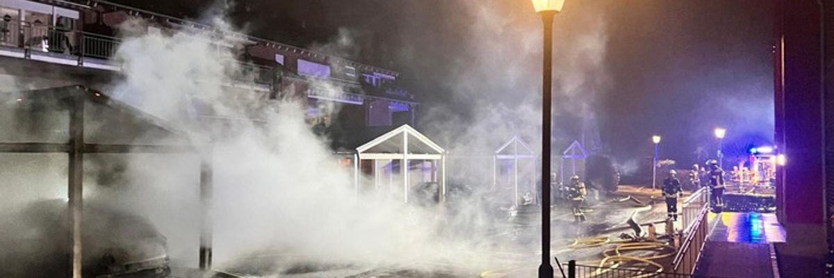 FW-WRN: Ausgedehnter Carportbrand in der Mozartstraße