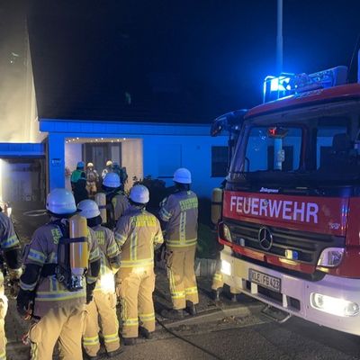 Feuerwehr Goch: PKW in Flammen, Verkehrsunfall, Kellerbrand und Kampfmittelfund
