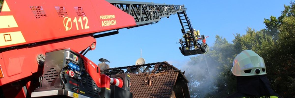 FW VG Asbach: Dachstuhlbrand in Windhagen: Keine Verletzten, Haus unbewohnbar