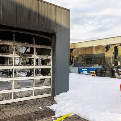 FW Porta Westfalica: 10.03.2026 - Großbrand einer KFZ-Werkstatt in Porta Westfalica Barkhausen