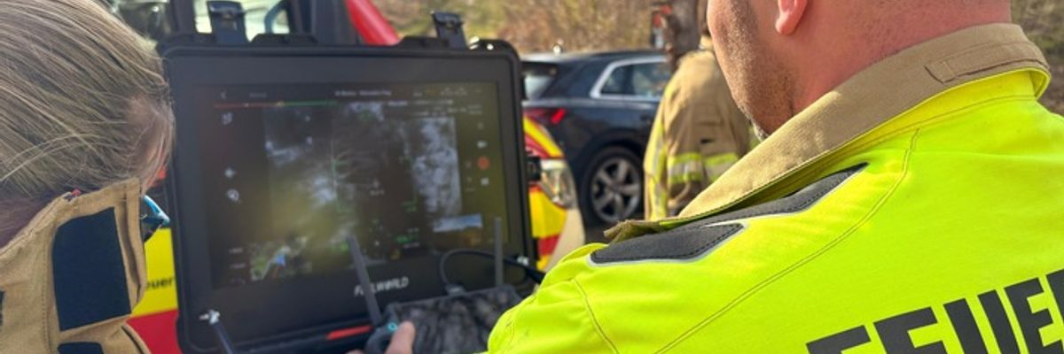 FW Menden: Feuerwehr bekämpft Waldbrand im Steilhang