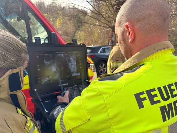 FW Menden: Feuerwehr bekämpft Waldbrand im Steilhang