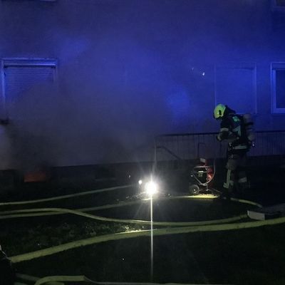 FW-GE: Kellerbrand in einem Mehrfamilienhaus