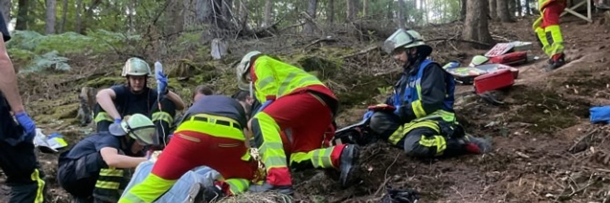 FW-DO: Schwer verletzter Mountainbiker aus unwegsamem Waldgelände gerettet