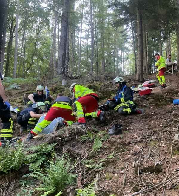 FW-DO: Schwer verletzter Mountainbiker aus unwegsamem Waldgelände gerettet