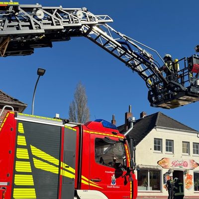 FW-AUR: Versteckter Brand fordert Großaufgebot an Einsatzkräften