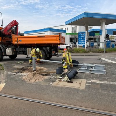 FW Weinheim: Schräger Ampelmast führt zu Einsatz an Straßenbahntrasse
