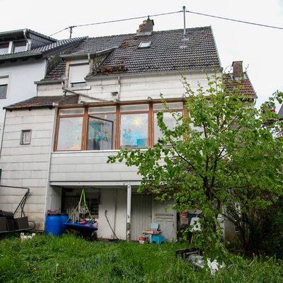 FW LK Neunkirchen: Gewitter über Neunkirchen - Blitz sprengt Kamin und Windböe bläst Verkaufsbude um