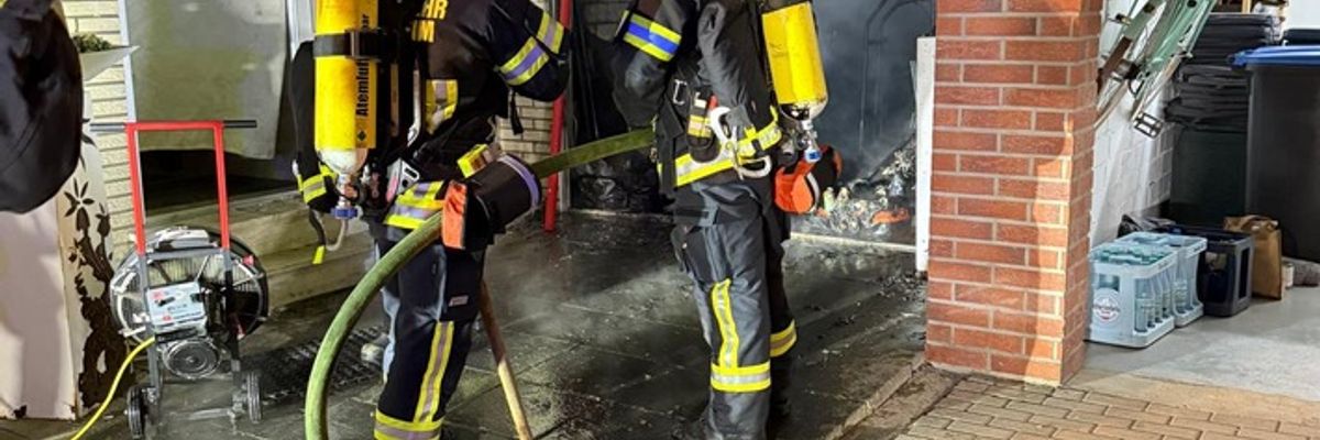 FW Bergheim: Garagenbrand in Quadrath-Ichendorf - Flammen drohen auf Wohnhaus überzugreifen