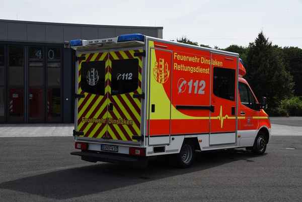 FW Dinslaken: Schwerer Verkehrsunfall mit Todesfolge