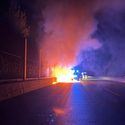 FW-RS: Pkw-Brand auf der A1 Zwei Insassen bleiben unverletzt