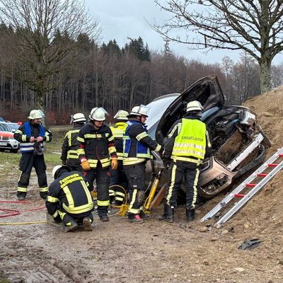 KFV Bodenseekreis: Verkehrsunfall: Feuerwehr befreit Fahrerin aus Zwangslage