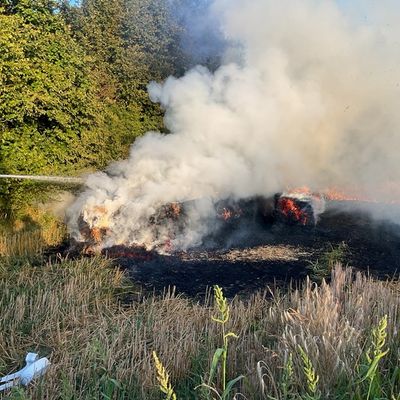 FW-DO: Brennende Heuballen in Dortmund Kirchlinde