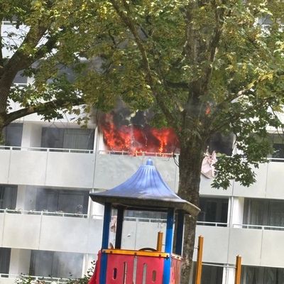 FW-Erkrath: Wohnungsbrand in Mehrfamilienhaus mit umfangreicher Menschenrettung - Acht Verletzte, davon drei leichtverletzte Feuerwehrangehörige