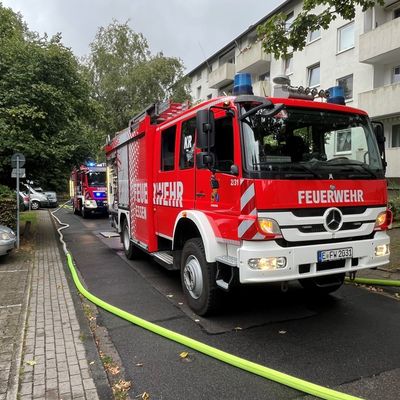 FW-E: Feuer auf dem Balkon eines Mehrfamilienhauses - keine Verletzten