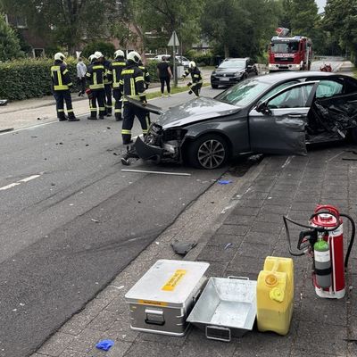 FW-AUR: Hilfeleistung nach Verkehrsunfall
