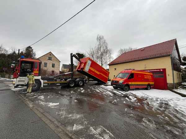FW Dresden: Starke Rauchentwicklung bei Brand