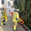 FW Weinheim: Ungewöhnliche Rettung mittels "Schiefer Ebene" aus Obergeschoss