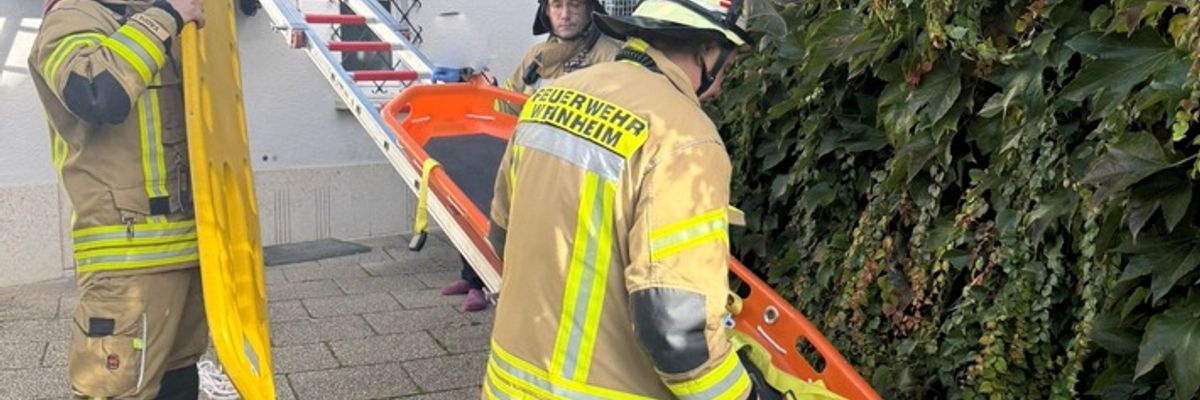FW Weinheim: Ungewöhnliche Rettung mittels "Schiefer Ebene" aus Obergeschoss