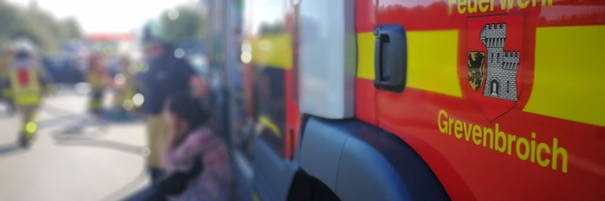 FW Grevenbroich: Fünf Verletzte bei Unfall in Grevenbroich - Ein Fahrer per Hubschrauber in Klinik geflogen