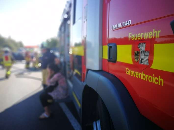 FW Grevenbroich: Fünf Verletzte bei Unfall in Grevenbroich - Ein Fahrer per Hubschrauber in Klinik geflogen