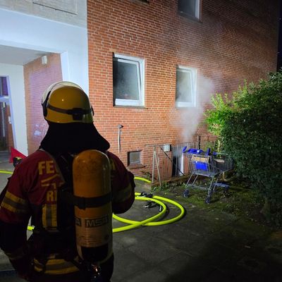 FW-RD: Kellerbrand in Rendsburg - Mehrere Menschen aus Mehrfamilienhaus gerettet