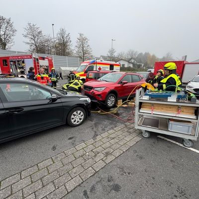 FW VG Westerburg: Verkehrsunfall auf Supermarktparkplatz - Frau wird unter PKW eingeklemmt
