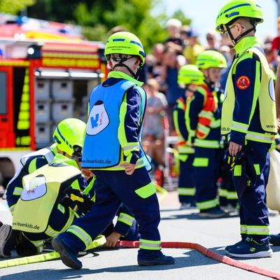 FW Menden: Feuerwehrfestival Bösperde am ersten Augustwochenende: Samstagabend drei Bands auf zwei Bühnen, sonntags Familienprogramm und Unimog-Ausstellung