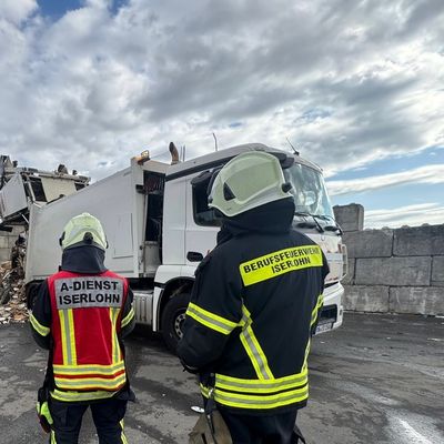 FW-MK: Feuerwehr eskortiert rauchenden Müllwagen durchs Stadtgebiet