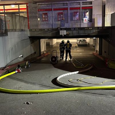 FW Rösrath: Feuerwerk verursacht Rauchentwicklung in Tiefgarage