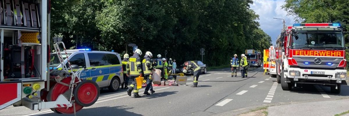 FW Dinslaken: Verkehrsunfall mit umgestürztem PKW