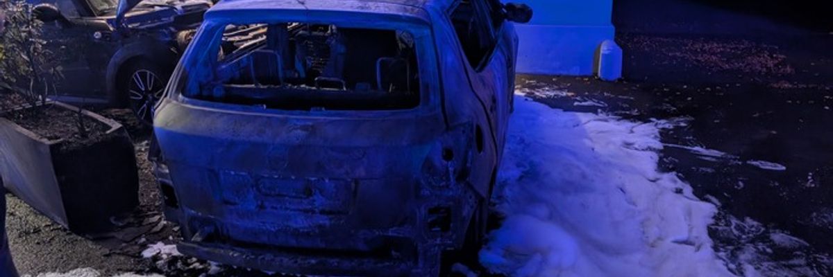 FW-BN: Feuerwehr verhindert Übergreifen eines PKW-Brandes auf Wohngebäude in Bad Godesberg