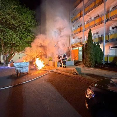 FW-MK: Nächtlicher Brand an einem Gebäude am "Sonnenweg"