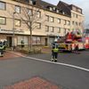 FW Dinslaken: Zimmerbrand mit Menschenleben in Gefahr