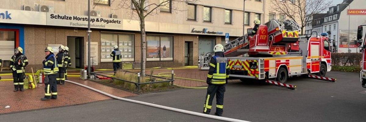FW Dinslaken: Zimmerbrand mit Menschenleben in Gefahr