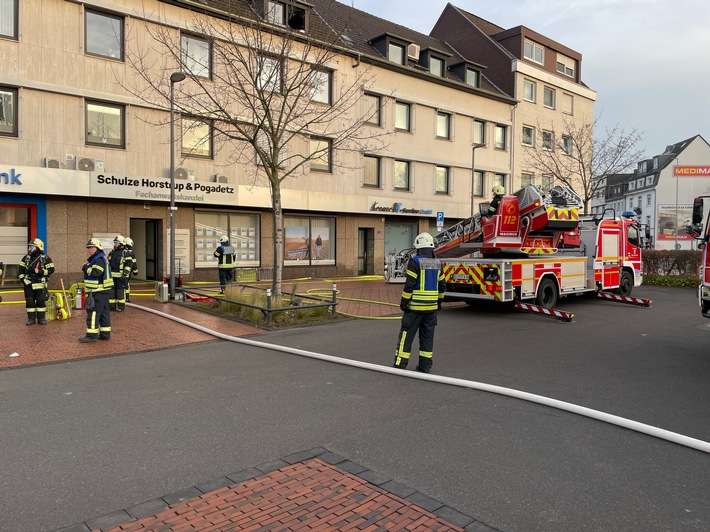 FW Dinslaken: Zimmerbrand mit Menschenleben in Gefahr