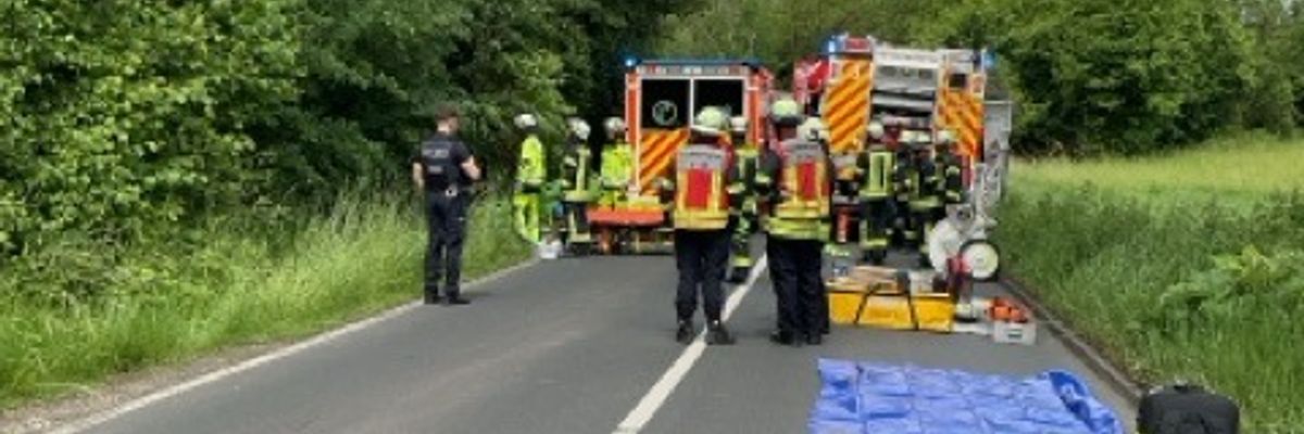FW-BN: Alleinunfall eines PKW mit zwei verletzten Personen