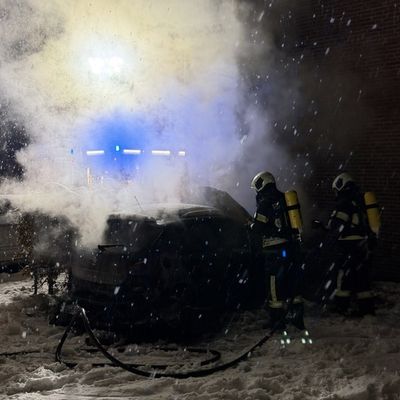 FW-AUR: Fahrzeugbrand in dichtem Schneetreiben bekämpft