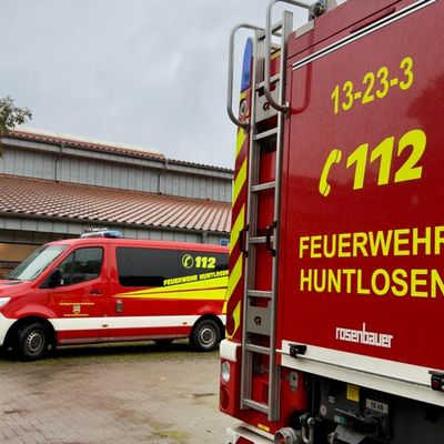 FW-OLL: Regenwasser dringt durch beschädigte Dachluke - Feuerwehr verhindert größeren Schaden an Sporthalle