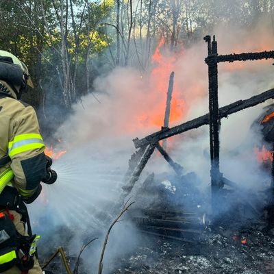 FW Bremerhaven: Gartenlaube in Vollbrand - einer Person verletzt