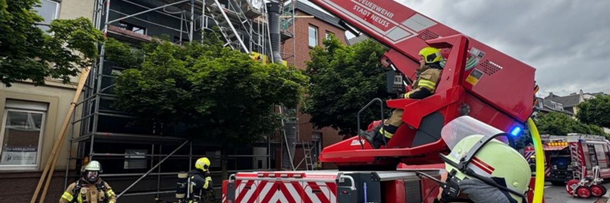 FW-NE: Dachstuhlbrand im Dreikönigenviertel | Schneller Löschangriff verhindert Brandausbreitung