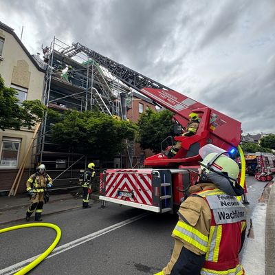 FW-NE: Dachstuhlbrand im Dreikönigenviertel | Schneller Löschangriff verhindert Brandausbreitung