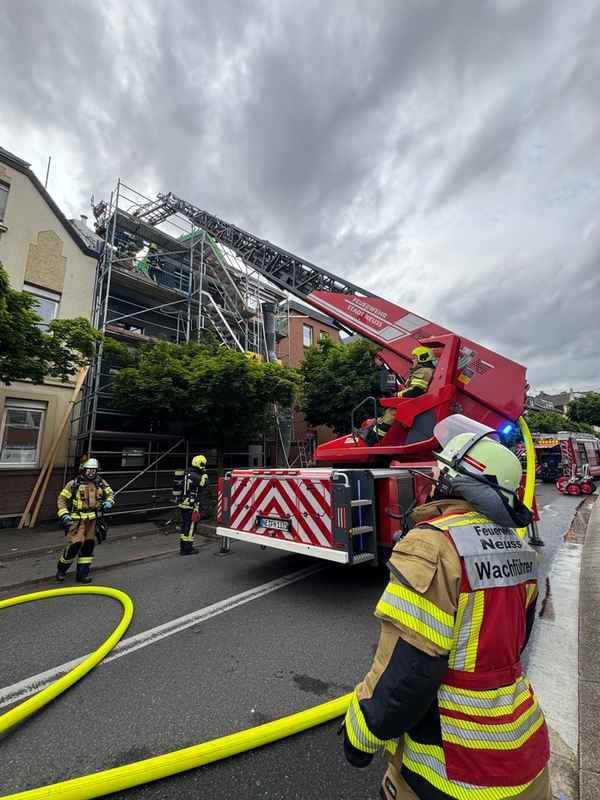 FW-NE: Dachstuhlbrand im Dreikönigenviertel | Schneller Löschangriff verhindert Brandausbreitung