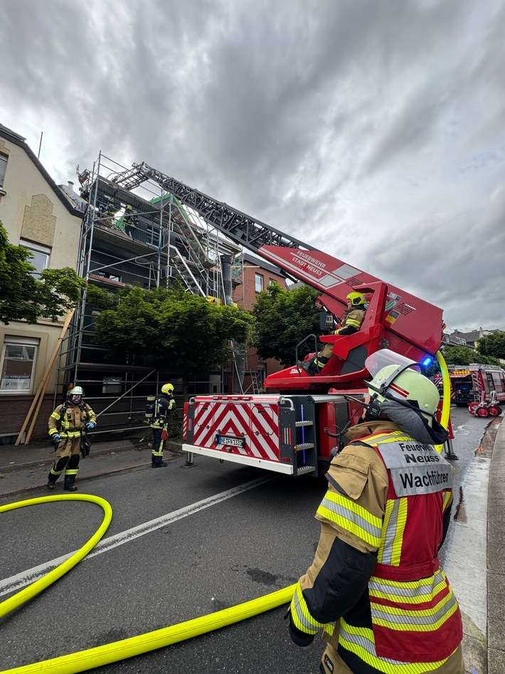 FW-NE: Dachstuhlbrand im Dreikönigenviertel | Schneller Löschangriff verhindert Brandausbreitung