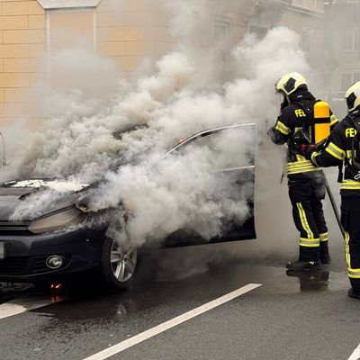 FW-AUR: Auto fängt während der Fahrt Feuer